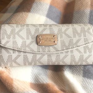 I am selling my used Michael kors wallet